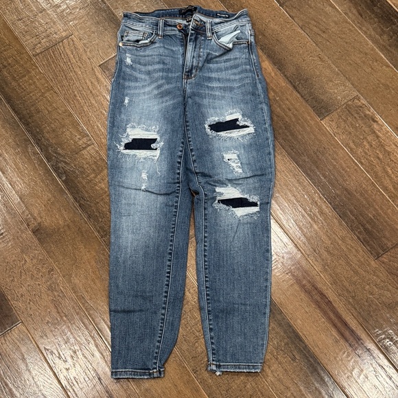 Judy Blue Denim - Judy Blue Boyfriend Jeans in Faded Blue with Distressed Knees